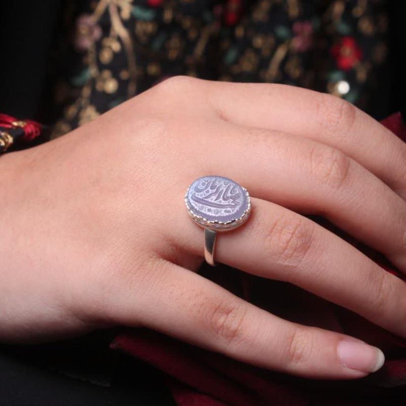 انگشتر عقیق سوسنی حکاکی یاصاحب الزمان زنانه کد 1376