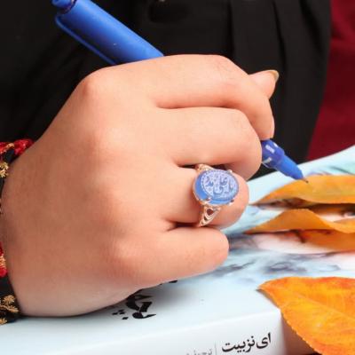 خرید انگشتر نقره زنانه عقیق آبی با حکاکی "یا علی مدد"؛ آرامش و تکیهگاه کد 2073