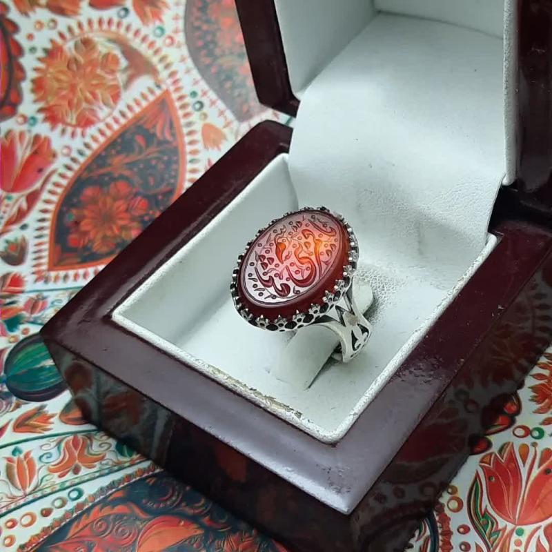 انگشتر عقیق جگری خطی طرح نیزه؛ حکاکی یا قمر بنی هاشم (ع) کد 2108