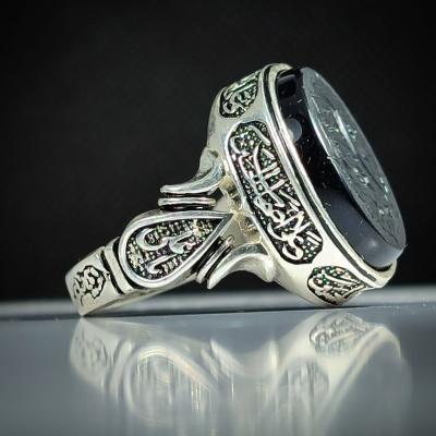 انگشتر عقیق مشکی حکاکی "یا قمر بنی هاشم" با رکاب چهار سلام؛ نماد وفاداری و اقتدار کد 2163