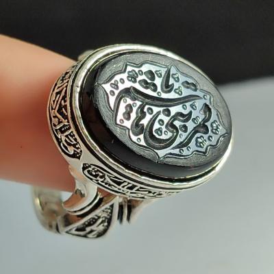 انگشتر عقیق مشکی حکاکی "یا قمر بنی هاشم" با رکاب چهار سلام؛ نماد وفاداری و اقتدار کد 2163