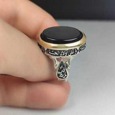خرید انگشتر عقیق مشکی مردانه طرح چهار سلام با تاج برنجی کد ۲۰۱۰