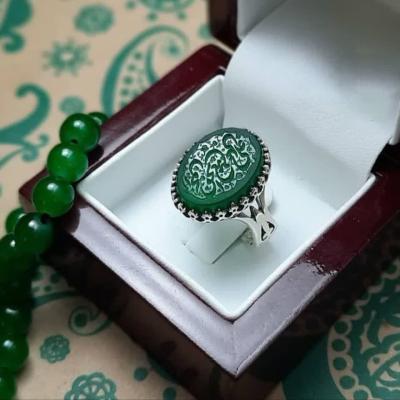 خرید انگشتر عقیق سبز حکاکی "علی مع الحق" - رکاب طرح نیزه کد 2209