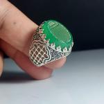 خرید انگشتر حرز امام جواد عقیق سبز با رکاب طرح ضریح؛ پنجره‌ای رو به آرامش کد 2125