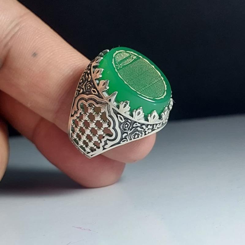 خرید انگشتر حرز امام جواد عقیق سبز با رکاب طرح ضریح؛ پنجره‌ای رو به آرامش کد 2125