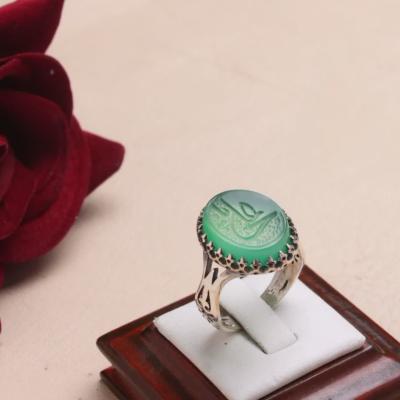 خرید انگشتر نقره عقیق سبز با حکاکی "یا علی" (ع)؛ نماد قدرت و ولایت کد 2065