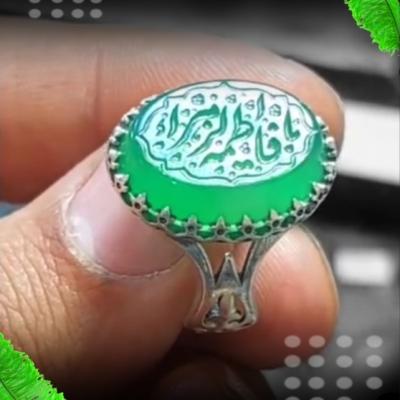 خرید انگشتر نقره عقیق سبز با حکاکی "یا فاطمه الزهرا" (س) و رکاب حماسی طرح نیزه کد 2057