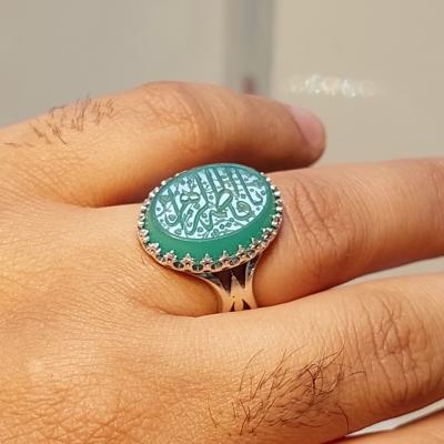 خرید انگشتر عقیق سبز خطی اصل؛ حکاکی «یا فاطمه» و رکاب طرح نیزه کد ۱۸۴۲
