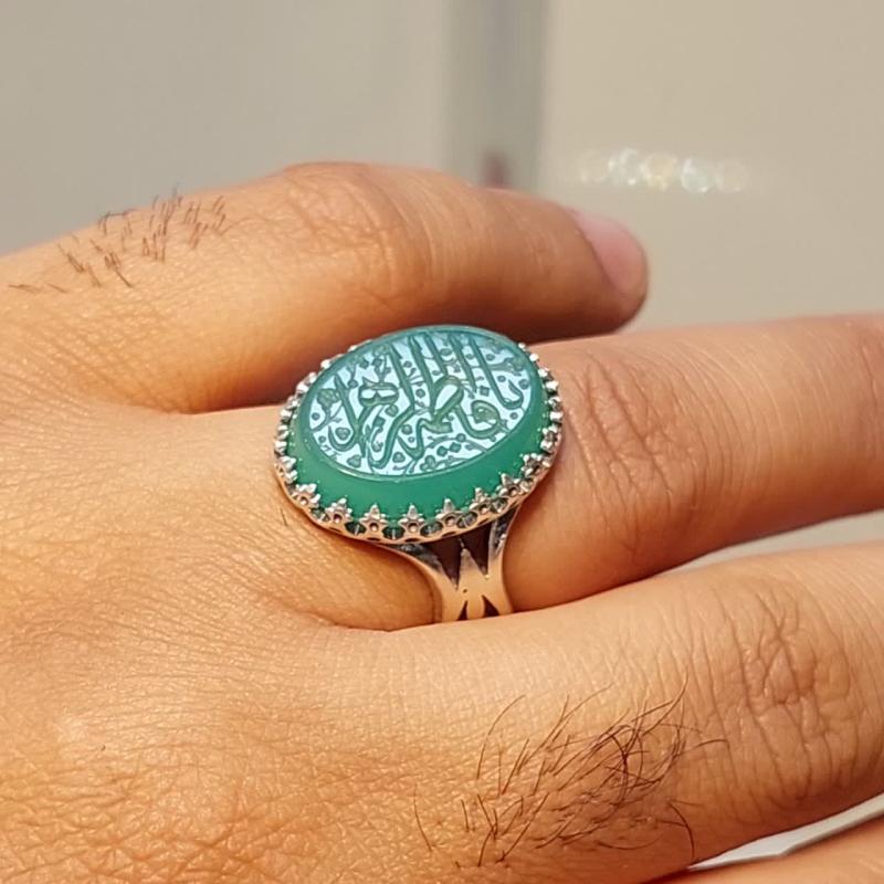 خرید انگشتر عقیق سبز خطی اصل؛ حکاکی «یا فاطمه» و رکاب طرح نیزه کد ۱۸۴۲