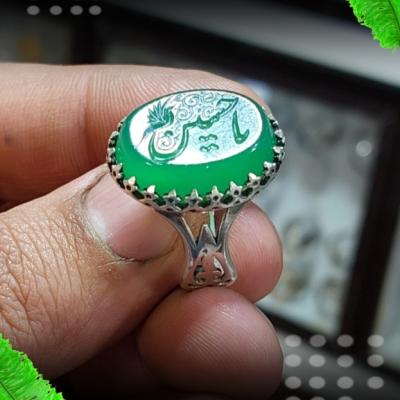 خرید انگشتر نقره عقیق سبز با حکاکی "یا حسین" و رکاب حماسی طرح نیزه کد 2046