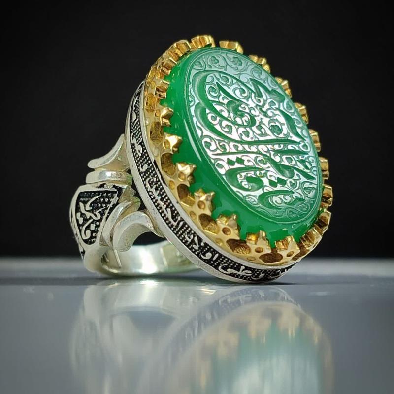 انگشتر عقیق سبز حکاکی "یا قائم آل محمد" با تاج برنجی؛ نگینِ سبزِ انتظار کد ۲۱۶۸