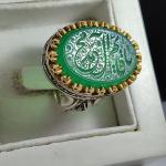 انگشتر عقیق سبز حکاکی "یا قائم آل محمد" با تاج برنجی؛ نگینِ سبزِ انتظار کد ۲۱۶۸