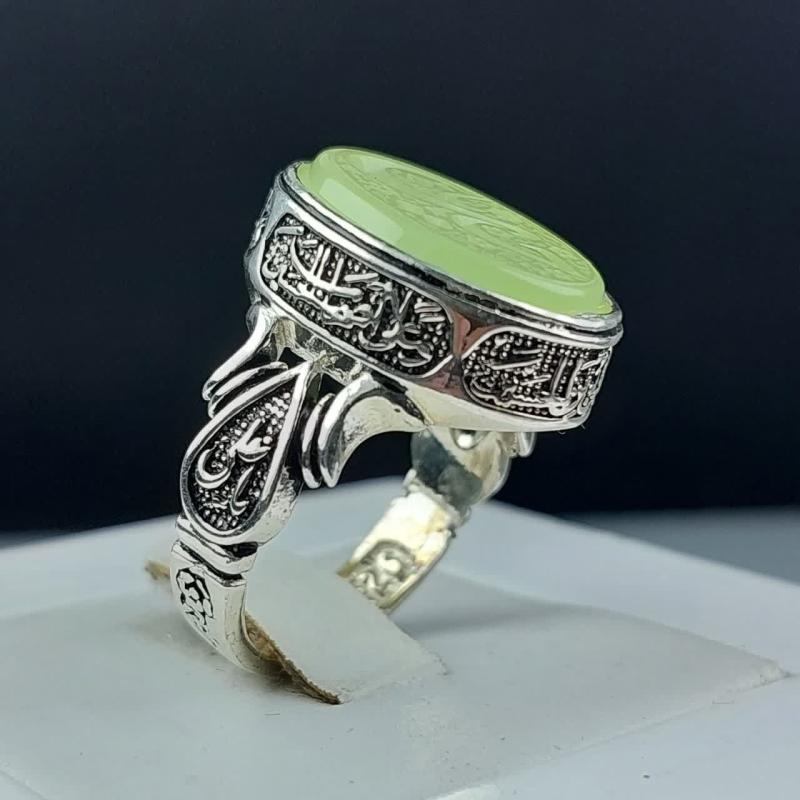 خرید انگشتر عقیق سبز با ذکر یا حسین (ع) – رنگ خاص کاهویی کد ۱۸۶۹