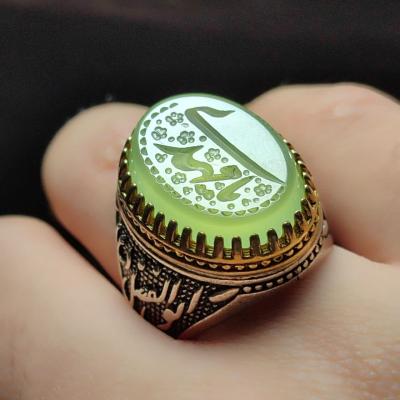 انگشتر نقره باسنگ عقیق سبز کاهویی رکاب یامهدی بغل رکاب یا ابولفضل رکاب تاج برنجی کد 2194