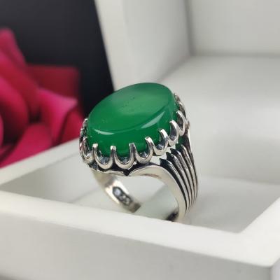 خرید انگشتر عقیق سبز مردانه با رکاب شیاری؛ تلفیق آرامش و اصالت کد ۲۰۰۴