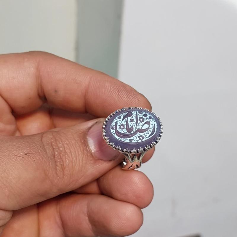خرید انگشتر عقیق سوسنی با حکاکی یا امام رضا و رکاب نیزه‌ای کد ۲۰۲۲
