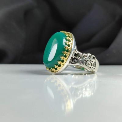 انگشتر نقره عیار 925 با سنگ عقیق سبز درجه یک و رکاب طاووسی سر برنجی – کد 1006