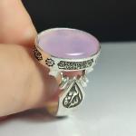 انگشتر نقره باسنگ عقیق سوسنی دور رکاب دعای چشم زخم بغل رکاب العزه الله و حسبی الله کد 2305