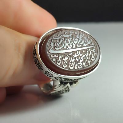 انگشتر نقره باسنگ عقیق پرتغالی حکاکی نادعلی قلمزنی دور رکاب ومن یتق الله محمد رسول الله و الله جل جلال کد 2307