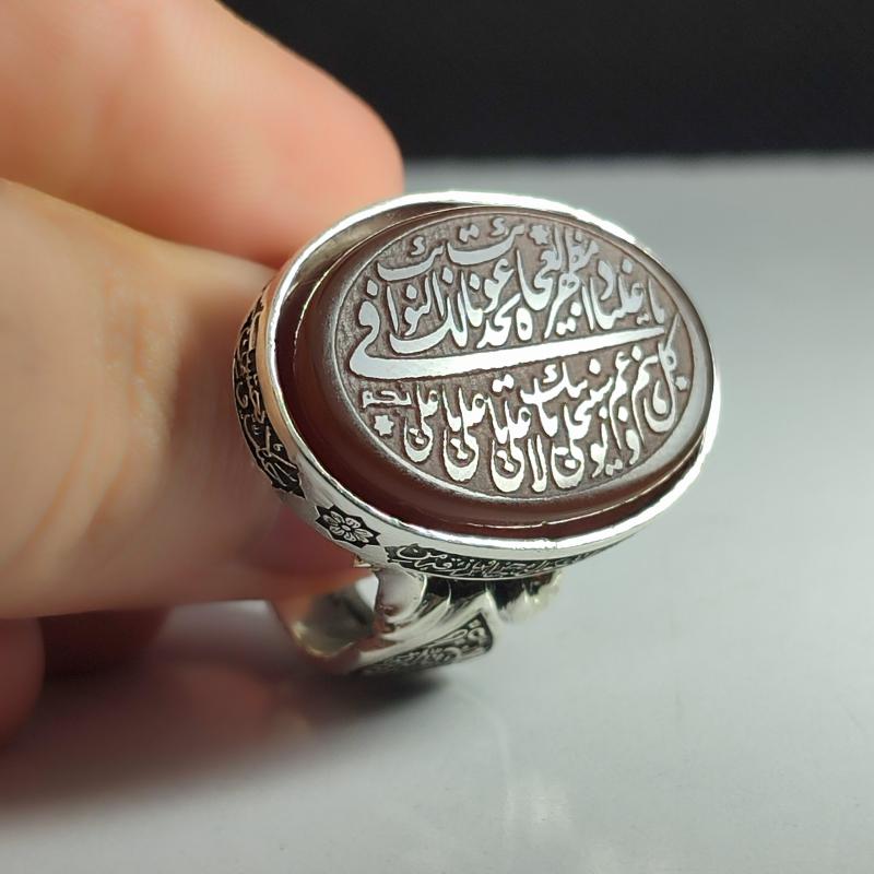 انگشتر نقره باسنگ عقیق پرتغالی حکاکی نادعلی قلمزنی دور رکاب ومن یتق الله محمد رسول الله و الله جل جلال کد 2307