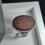 انگشتر نقره باسنگ عقیق پرتغالی حکاکی نادعلی قلمزنی دور رکاب ومن یتق الله محمد رسول الله و الله جل جلال کد 2307