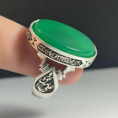 انگشتر نقره باسنگ عقیق سبز ذکر روی رکاب نادعلی و بغل رکاب علی مع الحق والحق مع علی کد 2318