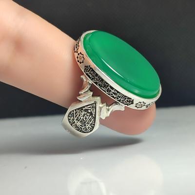 انگشتر نقره باسنگ عقیق سبز ذکر روی رکاب آیه ومن یتق الله (جذب رزق و روزی) بغل رکاب (الله جل جلاله) کد 2319