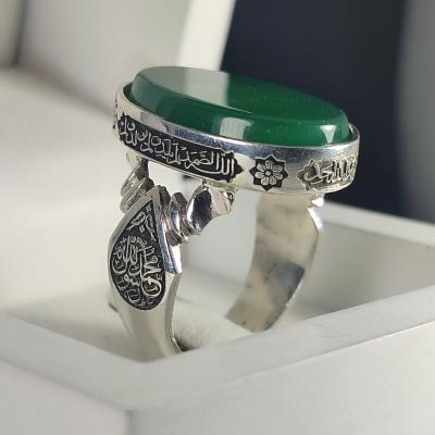 انگشتر نقره باسنگ عقیق سبز ذکر روی رکاب (سوره ی توحید) ذکر و بغل رکاب (الله جل جلاله) کد 2320
