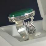 انگشتر نقره باسنگ عقیق سبز ذکر روی رکاب (سوره ی توحید) ذکر و بغل رکاب (الله جل جلاله) کد 2320