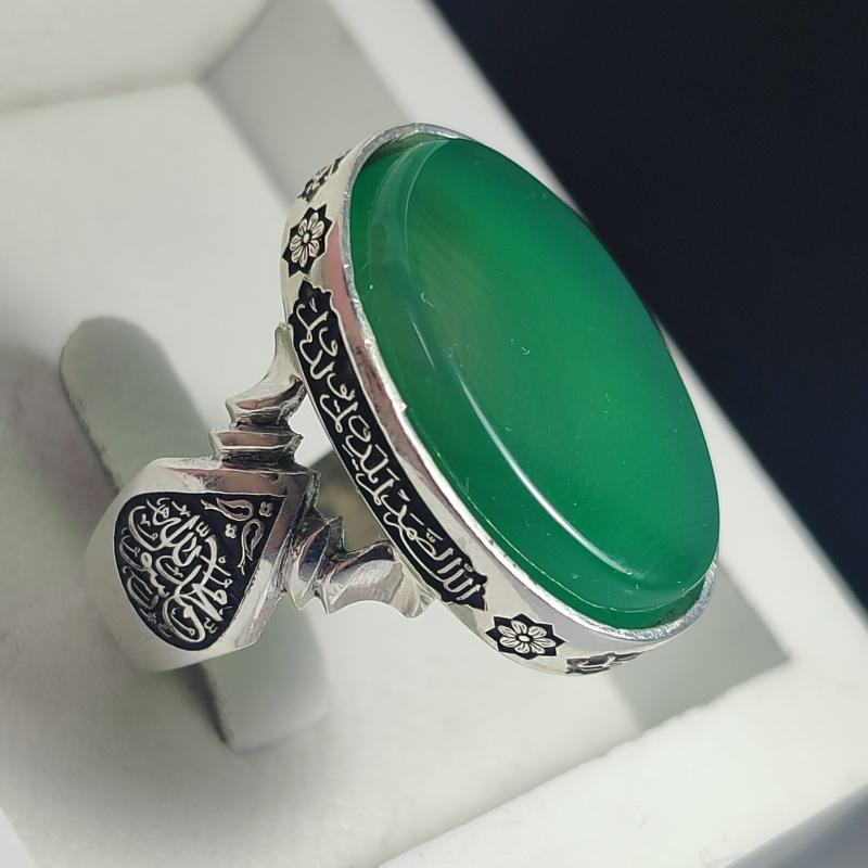انگشتر نقره باسنگ عقیق سبز ذکر روی رکاب (سوره ی توحید) ذکر و بغل رکاب (الله جل جلاله) کد 2320