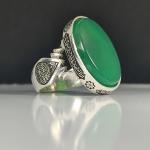 انگشتر نقره باسنگ عقیق سبز ذکر روی رکاب (سوره ی توحید) ذکر و بغل رکاب (الله جل جلاله) کد 2320