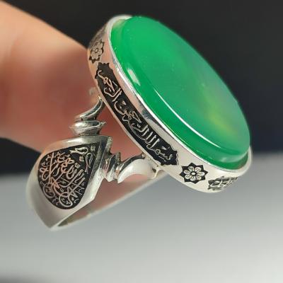 انگشتر نقره باسنگ عقیق سبز ذکر روی رکاب (سوره ی توحید) ذکر و بغل رکاب (الله جل جلاله) کد 2320