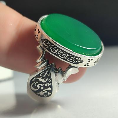 انگشتر نقره باسنگ عقیق سبز ذکر روی رکاب حدیث ولایت امیرمومنین ذکر بغل رکاب (محمد نبی الله) و (علی ولی الله) کد 2321