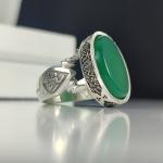 انگشتر نقره باسنگ عقیق سبز ذکر روی رکاب (آیت الکرسی ) ذکر بغل رکاب (العزه الله)و(حسبی الله) کد 2323