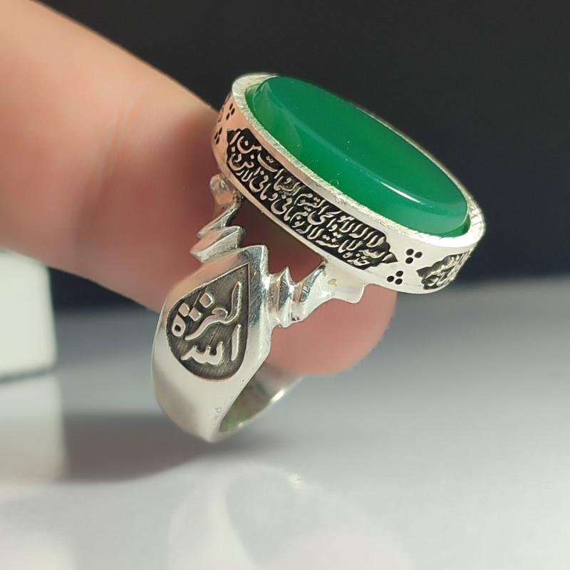 انگشتر نقره باسنگ عقیق سبز ذکر روی رکاب (آیت الکرسی ) ذکر بغل رکاب (العزه الله)و(حسبی الله) کد 2323