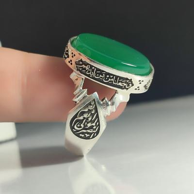 انگشتر نقره باسنگ عقیق سبز ذکر روی رکاب (صلوات حضرت زهرا) ذکر بغل رکاب (حسبنا الله ونعم الوکیل نعم المولا ونعم انصیر) کد 2325