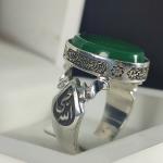 انگشتر نقره باسنگ عقیق سبز ذکر روی رکاب (وان یکاد) و ذکر بغل رکاب (العزه الله) و (حسبی الله)