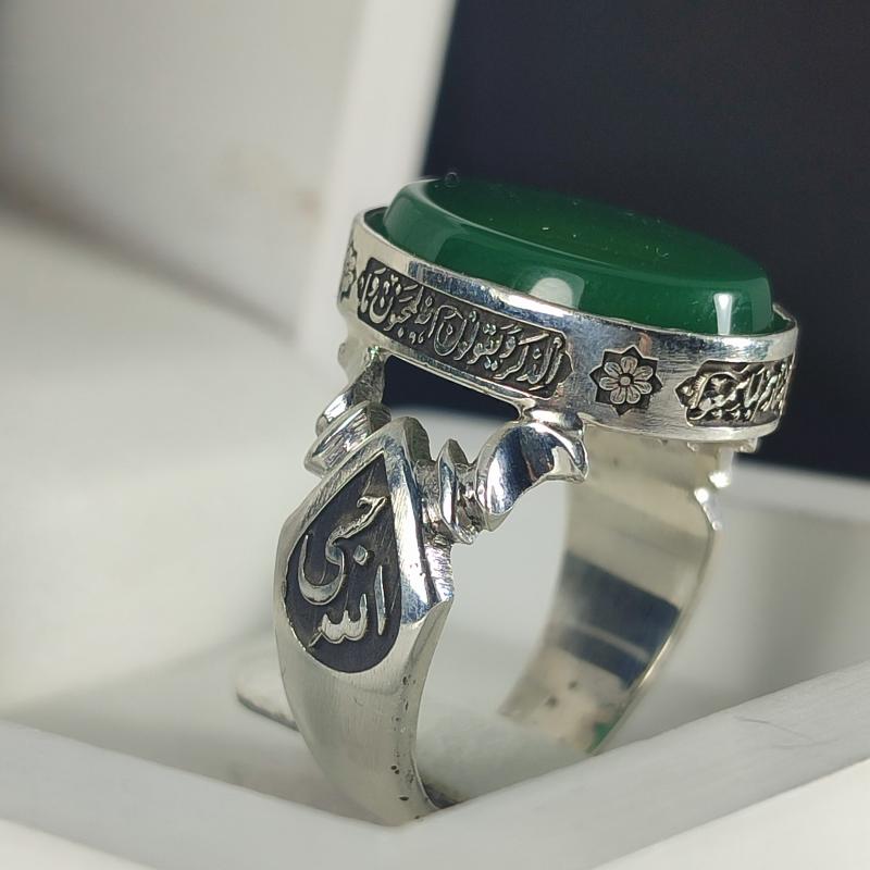 انگشتر نقره باسنگ عقیق سبز ذکر روی رکاب (وان یکاد) و ذکر بغل رکاب (العزه الله) و (حسبی الله)