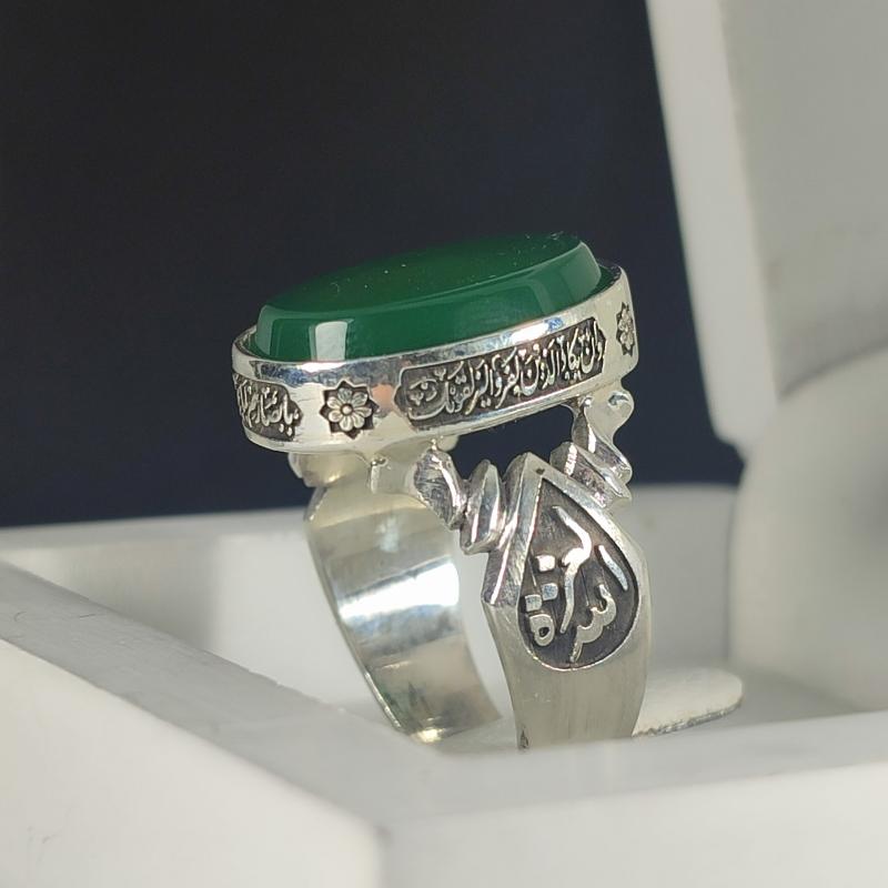 انگشتر نقره باسنگ عقیق سبز ذکر روی رکاب (وان یکاد) و ذکر بغل رکاب (العزه الله) و (حسبی الله)