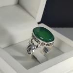 انگشتر نقره باسنگ عقیق سبز ذکر روی رکاب (وان یکاد) و ذکر بغل رکاب (العزه الله) و (حسبی الله)