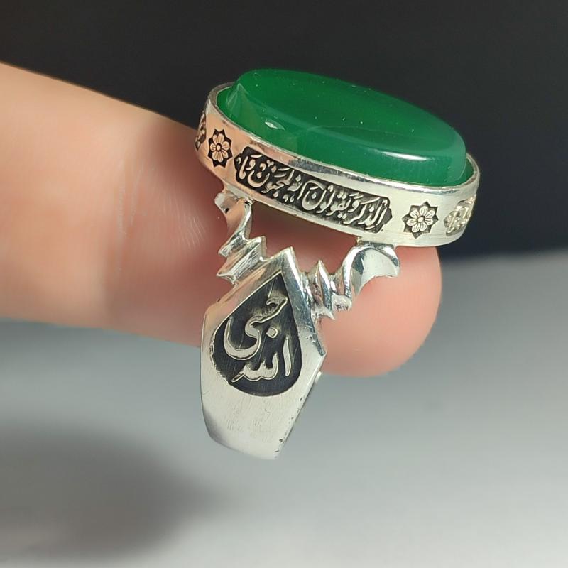 انگشتر نقره باسنگ عقیق سبز ذکر روی رکاب (وان یکاد) و ذکر بغل رکاب (العزه الله) و (حسبی الله)