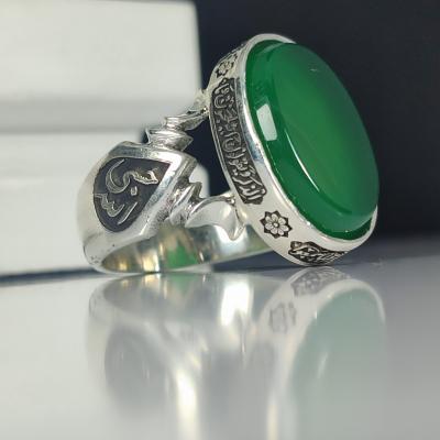 انگشتر نقره باسنگ عقیق سبز ذکر روی رکاب (وان یکاد) و ذکر بغل رکاب (العزه الله) و (حسبی الله)