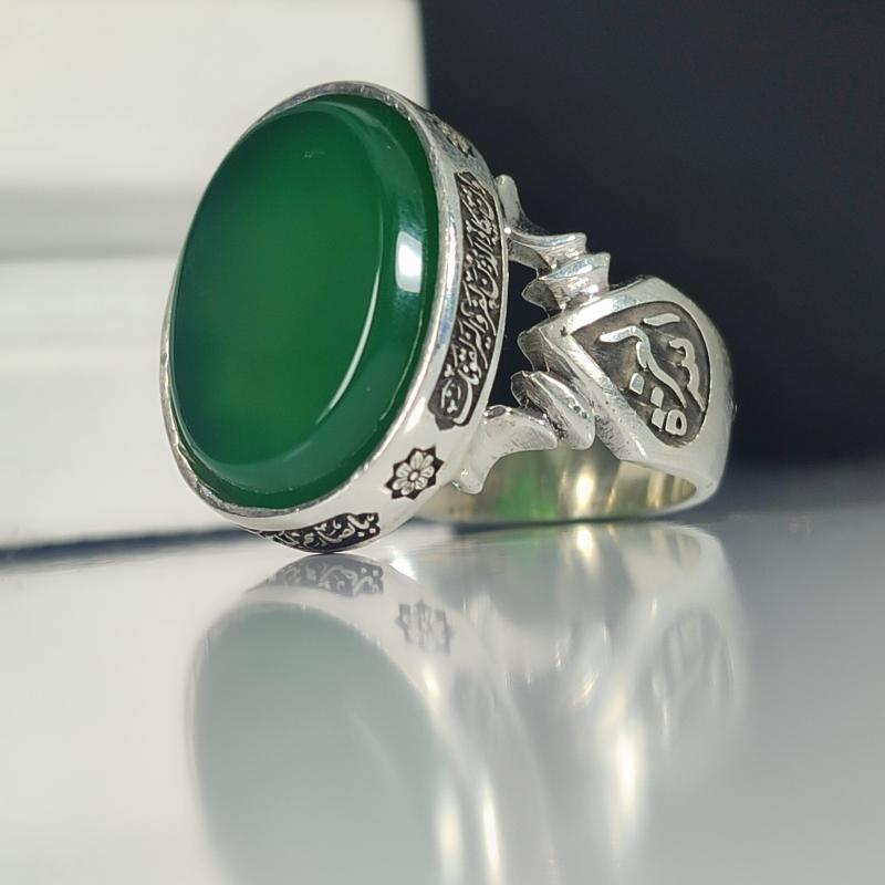 انگشتر نقره باسنگ عقیق سبز ذکر روی رکاب (وان یکاد) و ذکر بغل رکاب (العزه الله) و (حسبی الله)