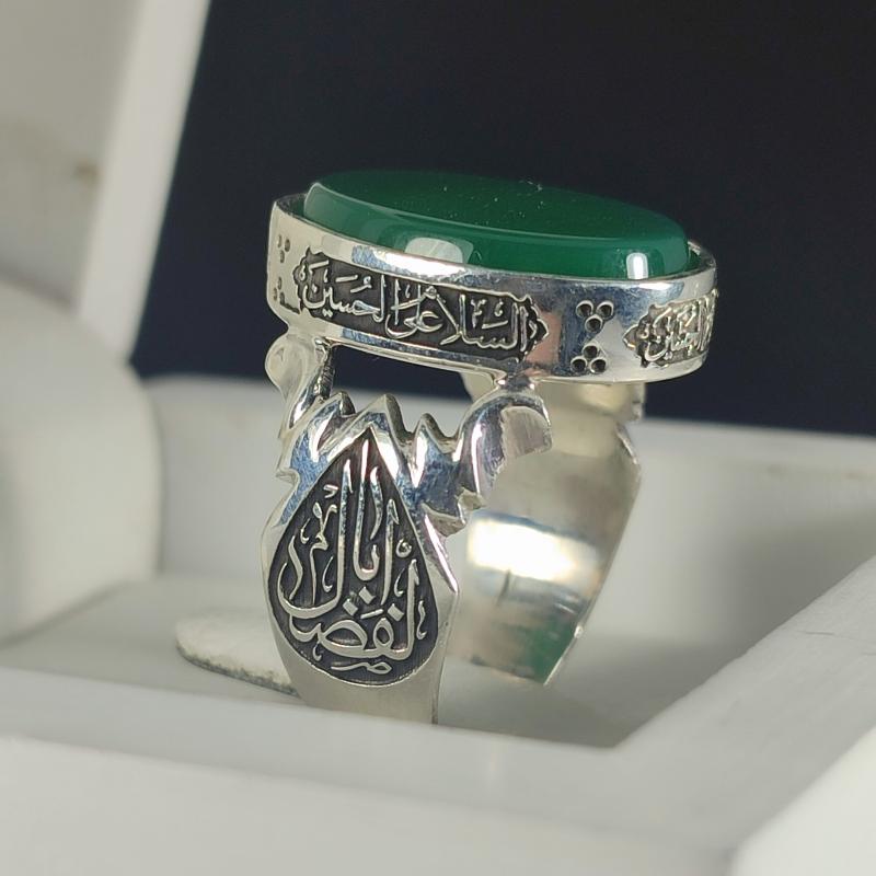 انگشتر نقره باسنگ عقیق سبز ذکر روی رکاب (چهارسلام زیارت عاشورا) ذکر بغل رکاب (یاحسین شهید) و (یاابالفضل) کد 2327