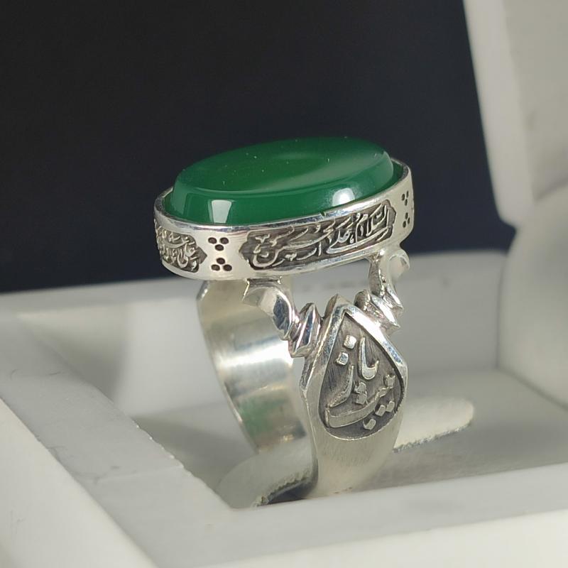 انگشتر نقره باسنگ عقیق سبز ذکر روی رکاب (چهار سلام زیارت عاشورا) ذکر بغل رکاب (یارقیه) و (یازینب) کد 2328