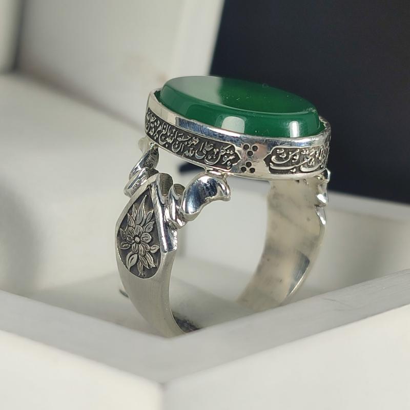 انگشتر نقره باسنگ عقیق سبز ذکر روی رکاب (ومن یتق الله) بغل رکاب ( طرح گل) کد 2329