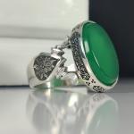 انگشتر نقره باسنگ عقیق سبز ذکر روی رکاب (ومن یتق الله) بغل رکاب ( طرح گل) کد 2329