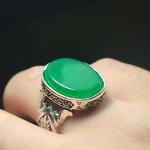 انگشتر نقره باسنگ عقیق سبز ذکر روی رکاب (ومن یتق الله) بغل رکاب ( طرح گل) کد 2329
