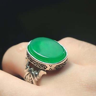 انگشتر نقره باسنگ عقیق سبز ذکر روی رکاب (ومن یتق الله) بغل رکاب ( طرح گل) کد 2329