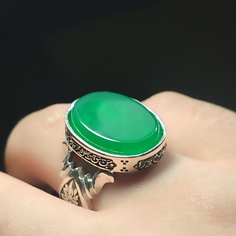 انگشتر نقره باسنگ عقیق سبز ذکر روی رکاب (ومن یتق الله) بغل رکاب ( طرح گل) کد 2329